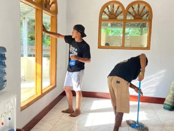 Jumat Bersih di Masjid At-Taqwa, Warga dan Mahasiswa KKN Bergotong Royong Ciptakan Lingkungan Bersih