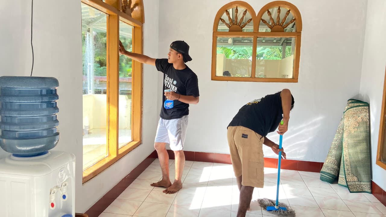 Jumat Bersih di Masjid At-Taqwa, Warga dan Mahasiswa KKN Bergotong Royong Ciptakan Lingkungan Bersih