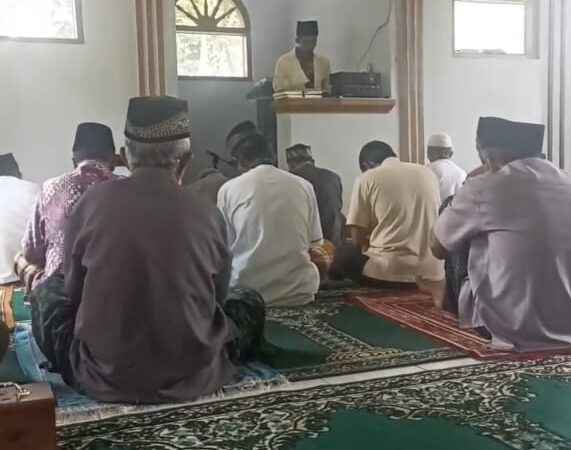 MAHASISWA KKN UNUGHA MENJADI KHOTIB JUMAT DI MASJID AT-TAQWA DUSUN RIMPAKNANGSI