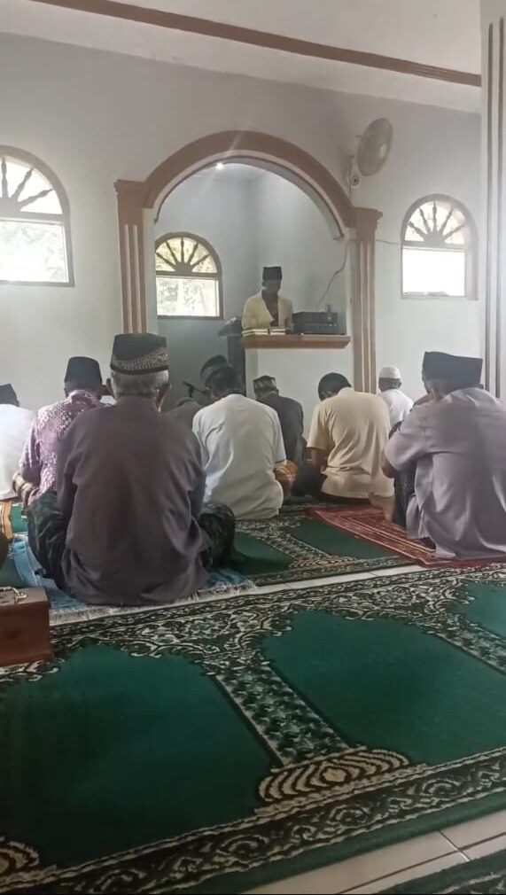 MAHASISWA KKN UNUGHA MENJADI KHOTIB JUMAT DI MASJID AT-TAQWA DUSUN RIMPAKNANGSI