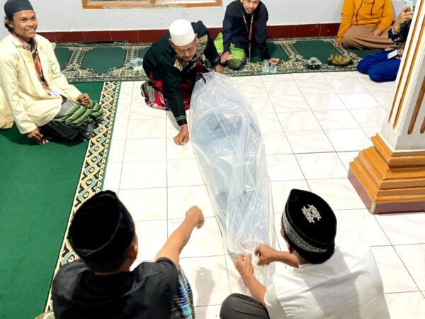 Pelatihan Pemulasaran Jenazah, Mahasiswa KKN UNUGHA Dorong Fungsi Masjid Sebagai Pusat Edukasi Umat