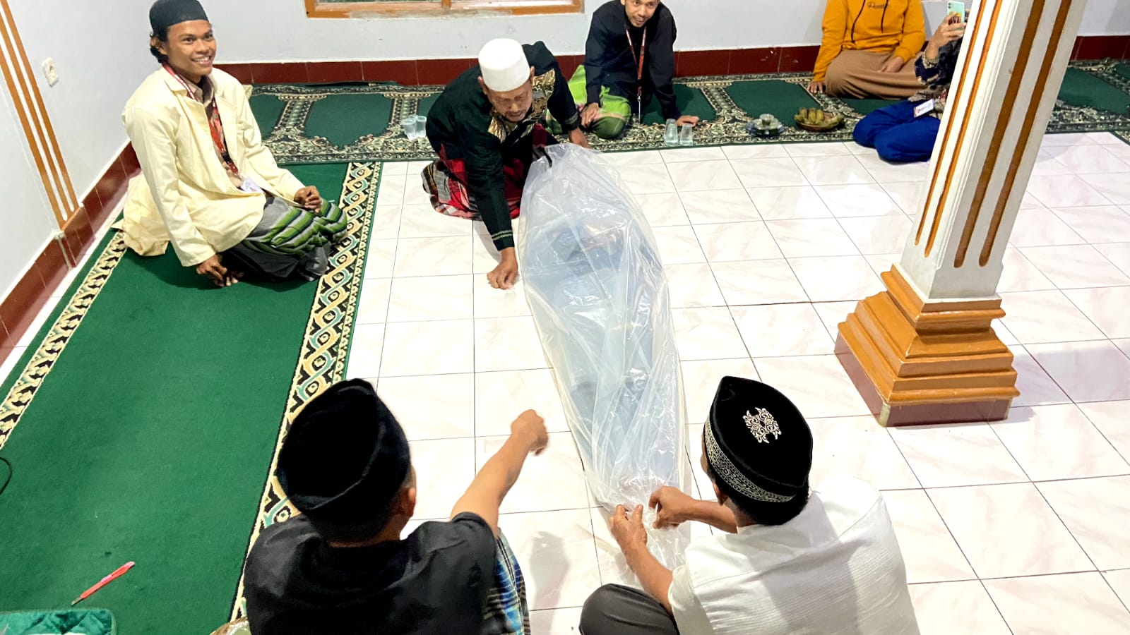 Pelatihan Pemulasaran Jenazah, Mahasiswa KKN UNUGHA Dorong Fungsi Masjid Sebagai Pusat Edukasi Umat